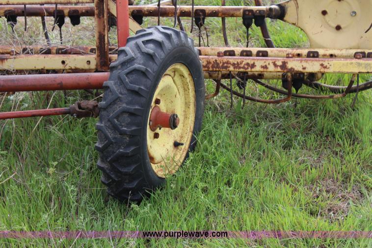 image for item I1738 New Holland 258 hay rake