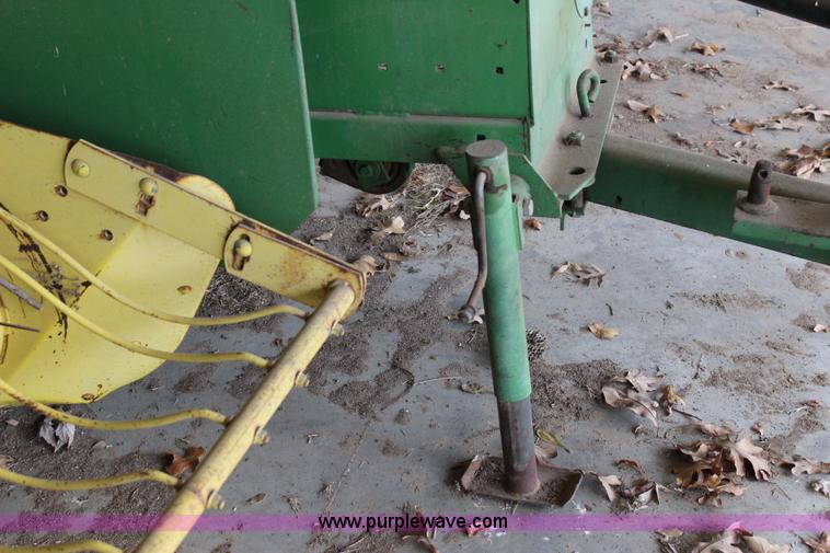 image for item I1741 1985 John Deere 347 small square baler