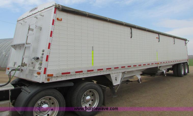 image for item I6501 2000 Wilson DWH-400C Commander double hopper grain trailer