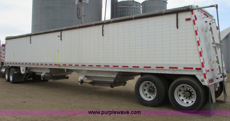 image for item I6501 2000 Wilson DWH-400C Commander double hopper grain trailer