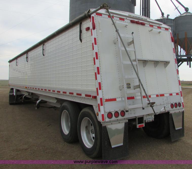 image for item I6501 2000 Wilson DWH-400C Commander double hopper grain trailer
