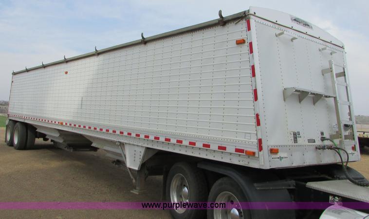 image for item I6501 2000 Wilson DWH-400C Commander double hopper grain trailer