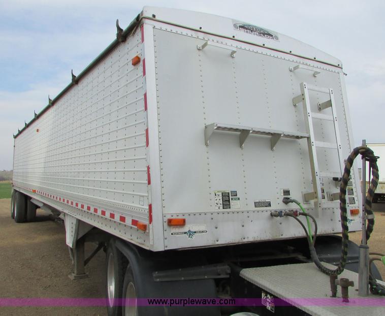 image for item I6501 2000 Wilson DWH-400C Commander double hopper grain trailer