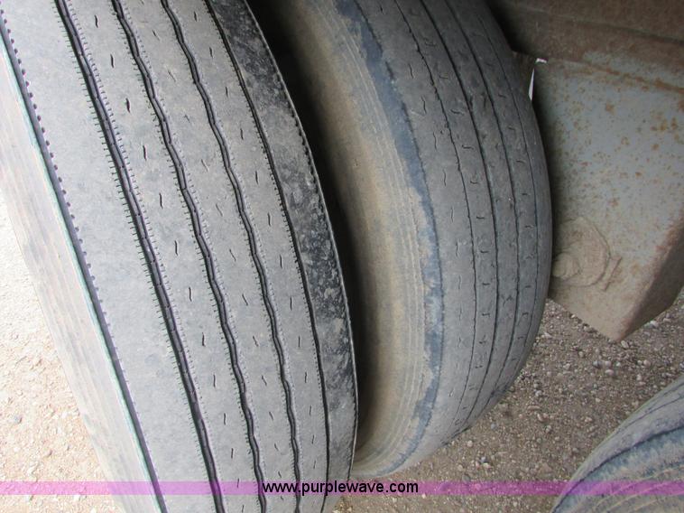 image for item I6501 2000 Wilson DWH-400C Commander double hopper grain trailer