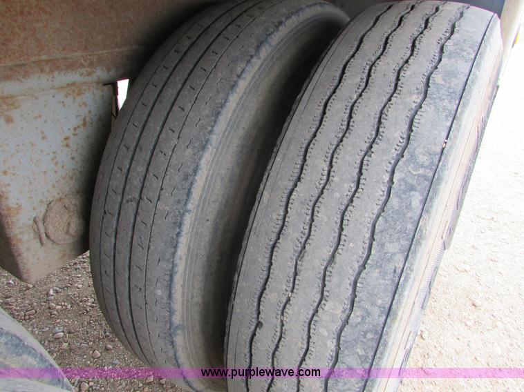 image for item I6501 2000 Wilson DWH-400C Commander double hopper grain trailer