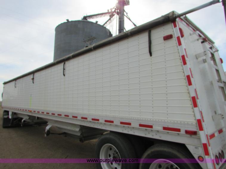 image for item I6501 2000 Wilson DWH-400C Commander double hopper grain trailer