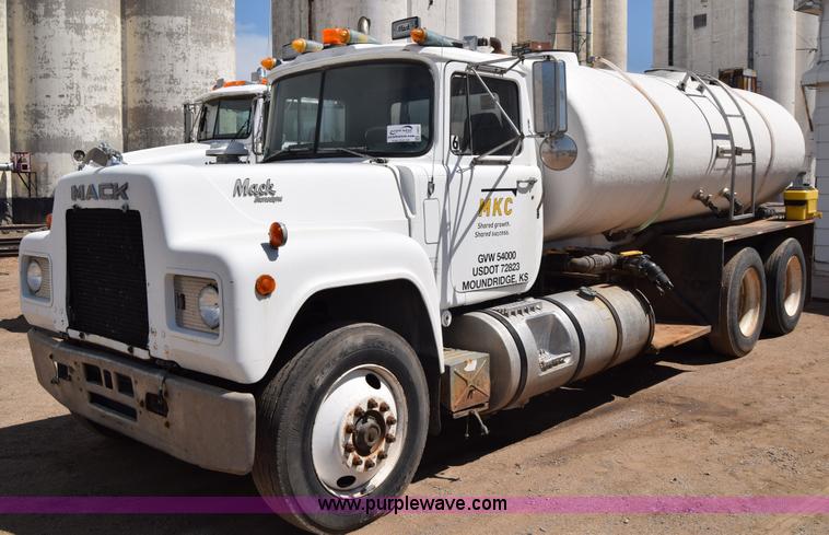 image for item J6657 1985 Mack water tanker truck
