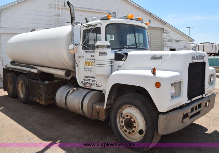 image for item J6657 1985 Mack water tanker truck