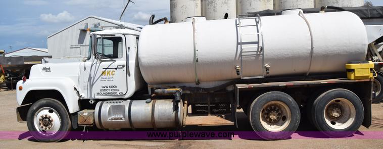 image for item J6657 1985 Mack water tanker truck