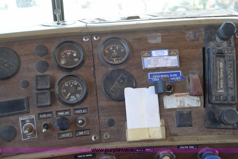 image for item J6657 1985 Mack water tanker truck