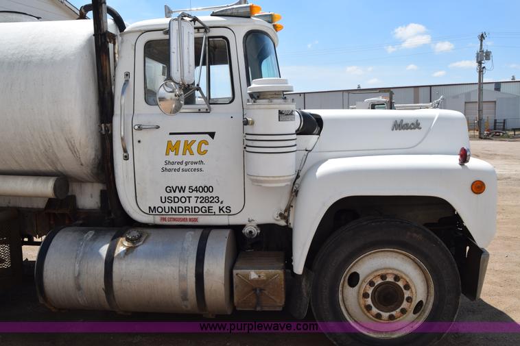 image for item J6657 1985 Mack water tanker truck