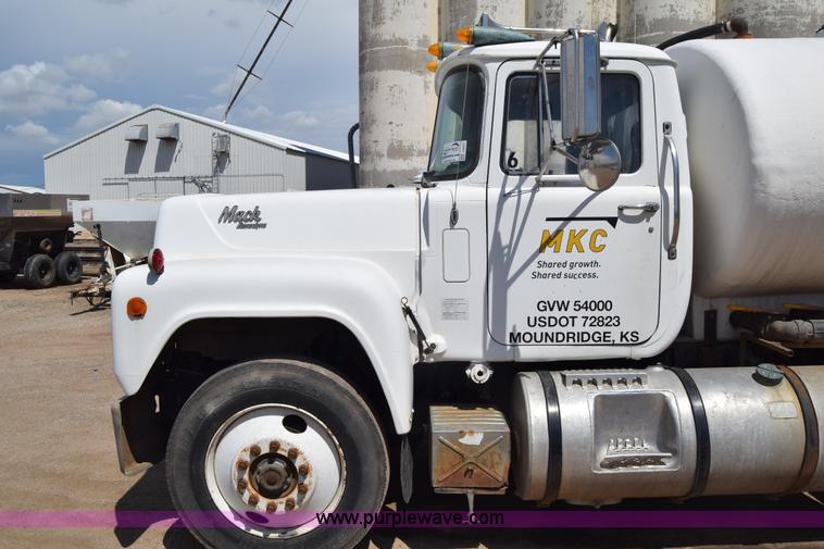 image for item J6657 1985 Mack water tanker truck