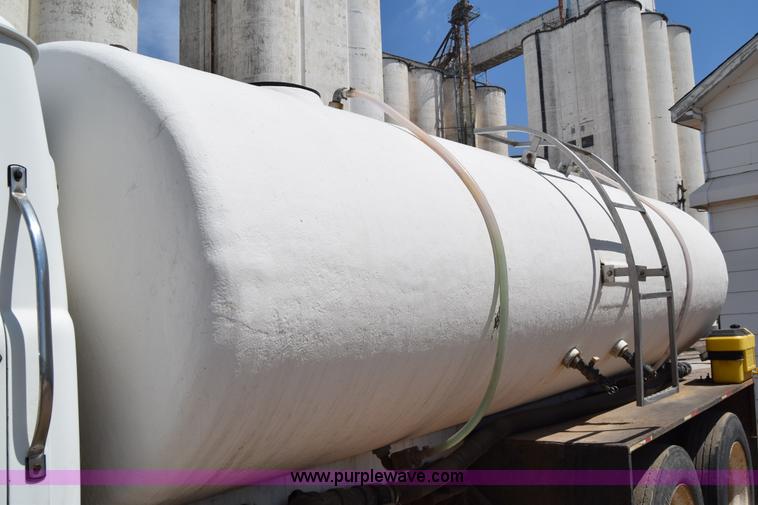 image for item J6657 1985 Mack water tanker truck