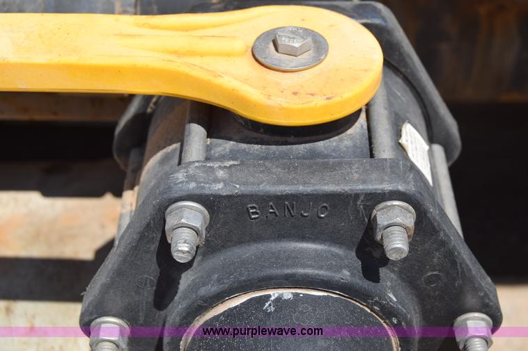 image for item J6657 1985 Mack water tanker truck