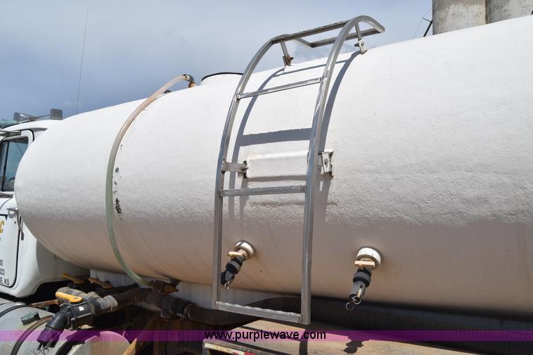 image for item J6657 1985 Mack water tanker truck