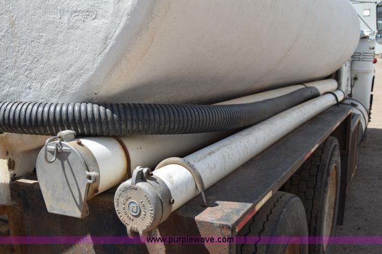 image for item J6657 1985 Mack water tanker truck