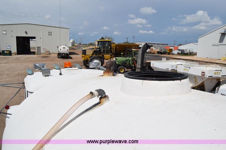 image for item J6657 1985 Mack water tanker truck