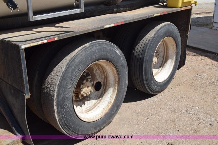 image for item J6657 1985 Mack water tanker truck