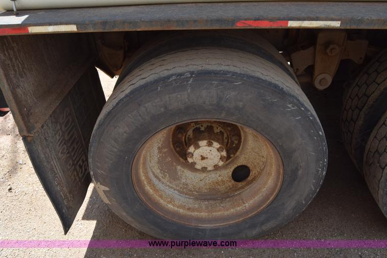 image for item J6657 1985 Mack water tanker truck