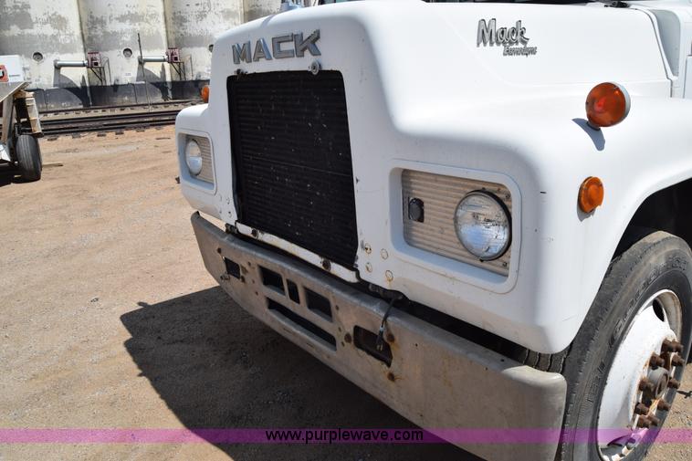 image for item J6657 1985 Mack water tanker truck