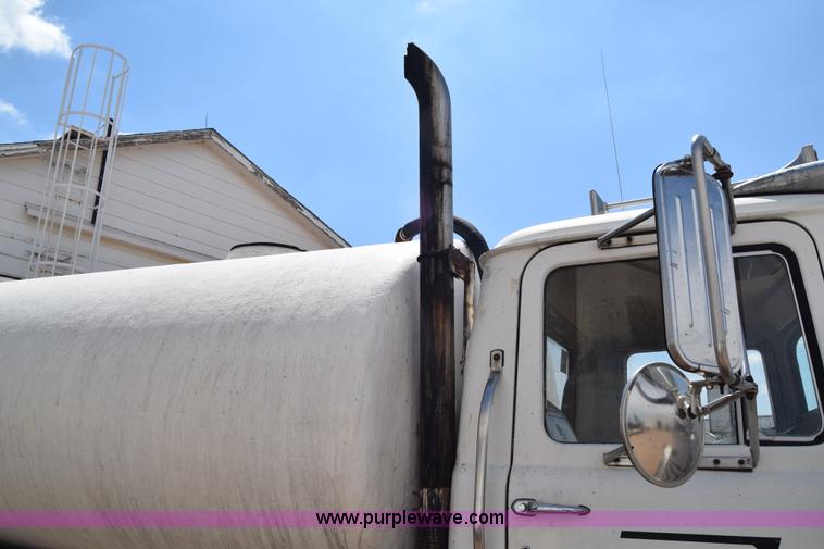 image for item J6657 1985 Mack water tanker truck