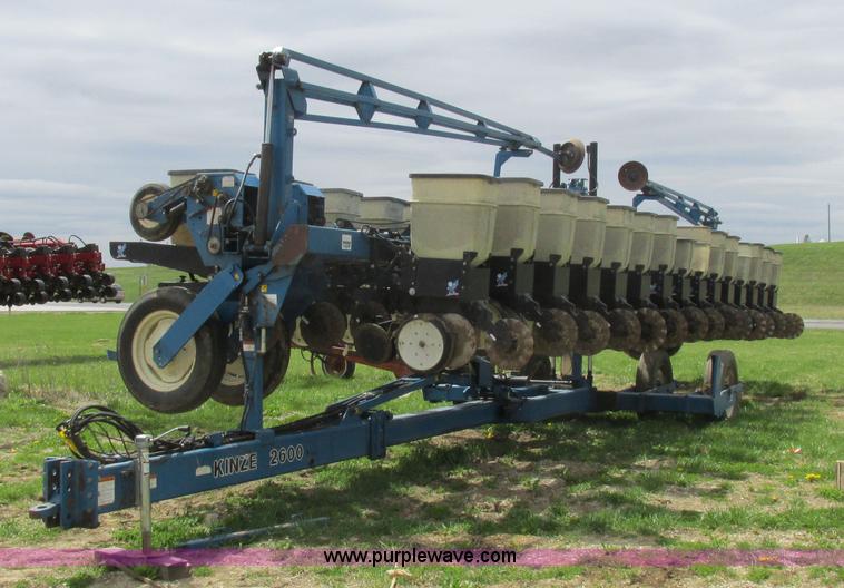 image for item K2108 1999 Kinze 2600 interplant planter