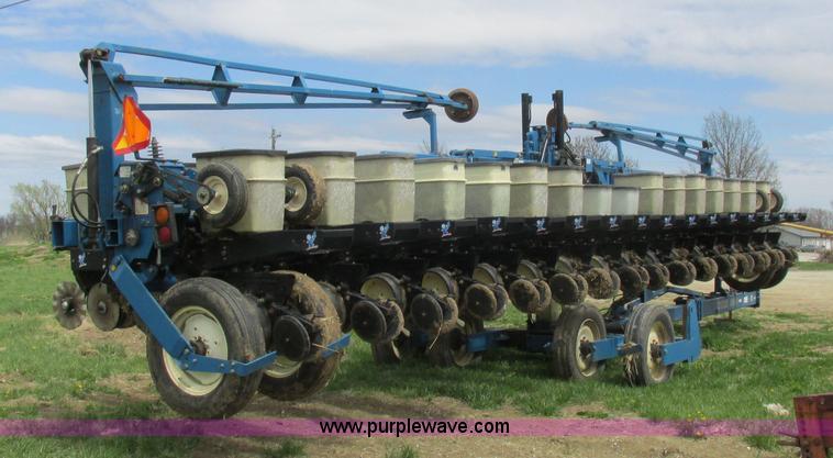image for item K2108 1999 Kinze 2600 interplant planter