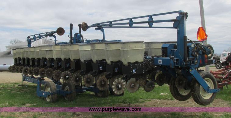 image for item K2108 1999 Kinze 2600 interplant planter