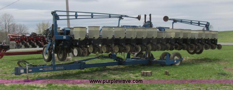 image for item K2108 1999 Kinze 2600 interplant planter