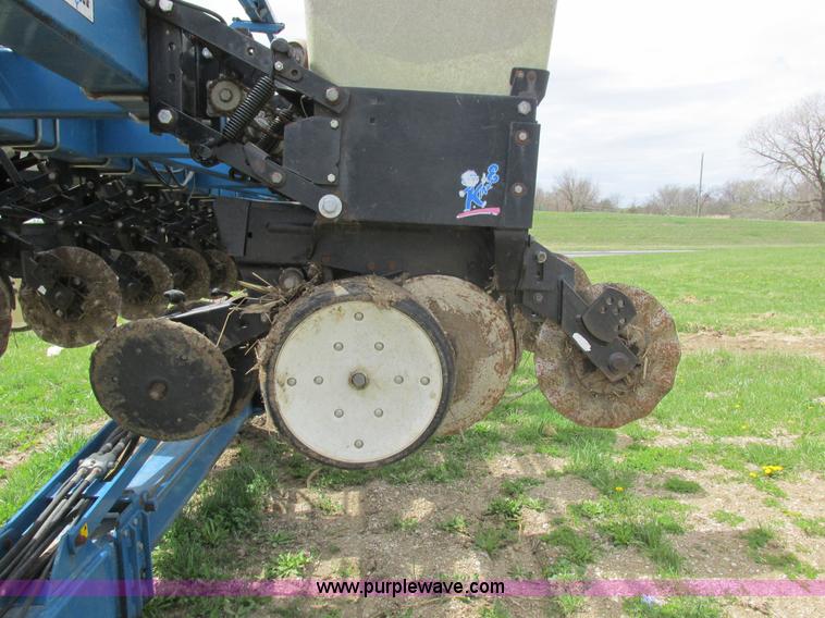 image for item K2108 1999 Kinze 2600 interplant planter