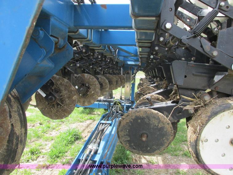 image for item K2108 1999 Kinze 2600 interplant planter