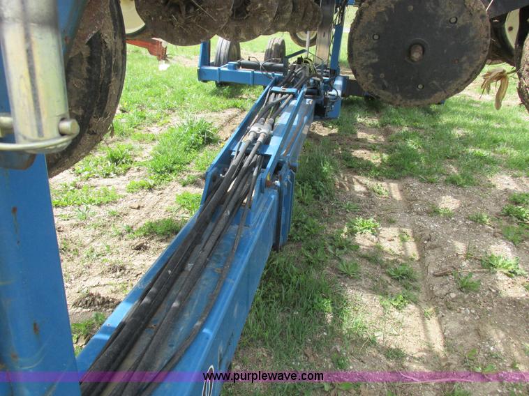 image for item K2108 1999 Kinze 2600 interplant planter