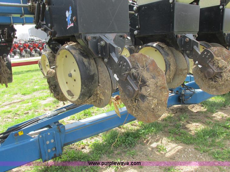 image for item K2108 1999 Kinze 2600 interplant planter