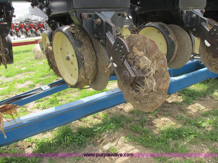 image for item K2108 1999 Kinze 2600 interplant planter