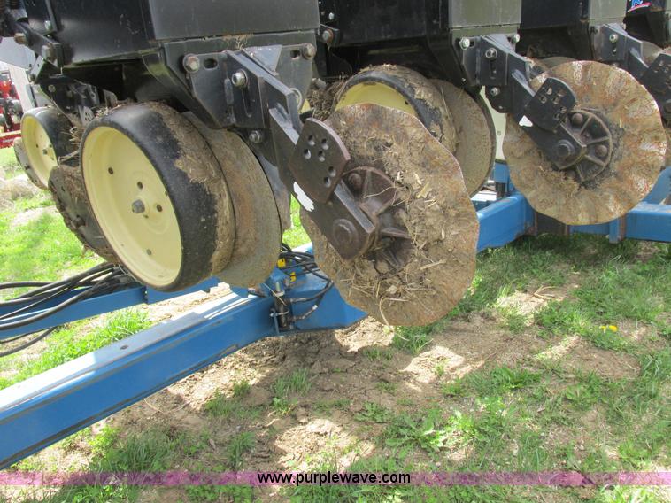 image for item K2108 1999 Kinze 2600 interplant planter