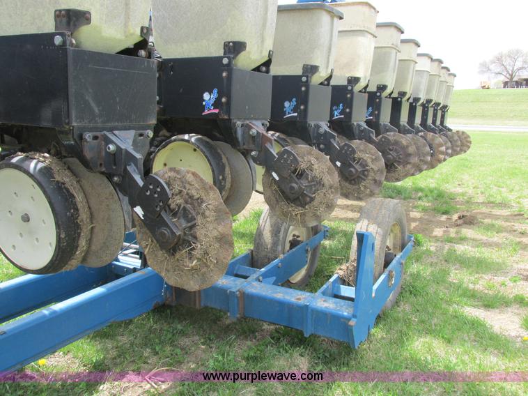 image for item K2108 1999 Kinze 2600 interplant planter