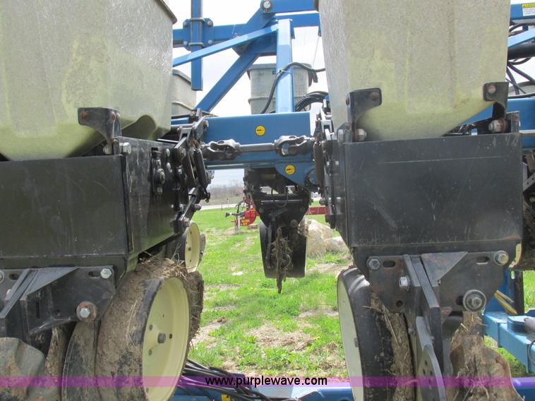 image for item K2108 1999 Kinze 2600 interplant planter