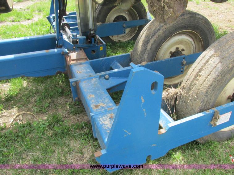 image for item K2108 1999 Kinze 2600 interplant planter