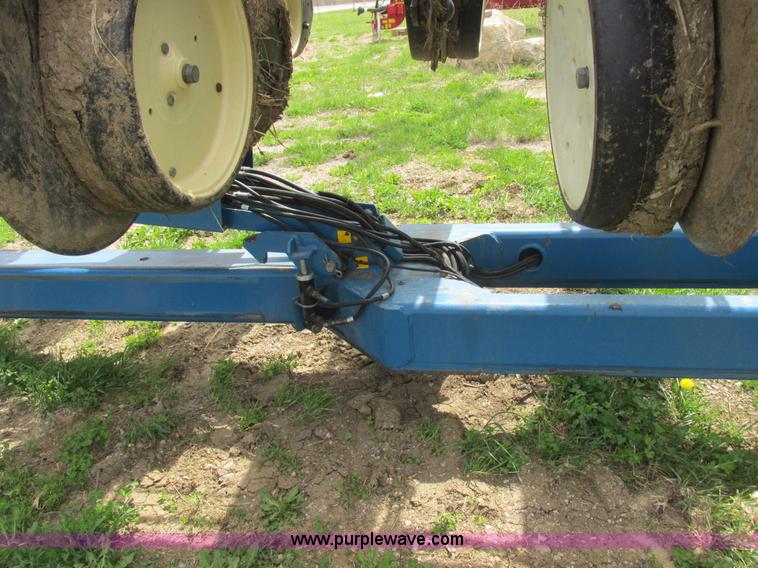 image for item K2108 1999 Kinze 2600 interplant planter