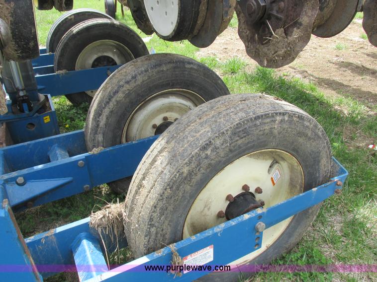 image for item K2108 1999 Kinze 2600 interplant planter