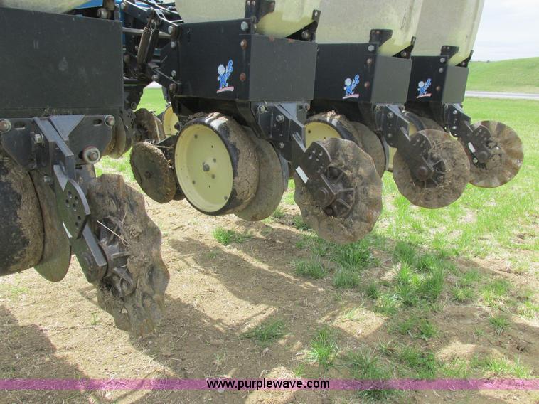 image for item K2108 1999 Kinze 2600 interplant planter