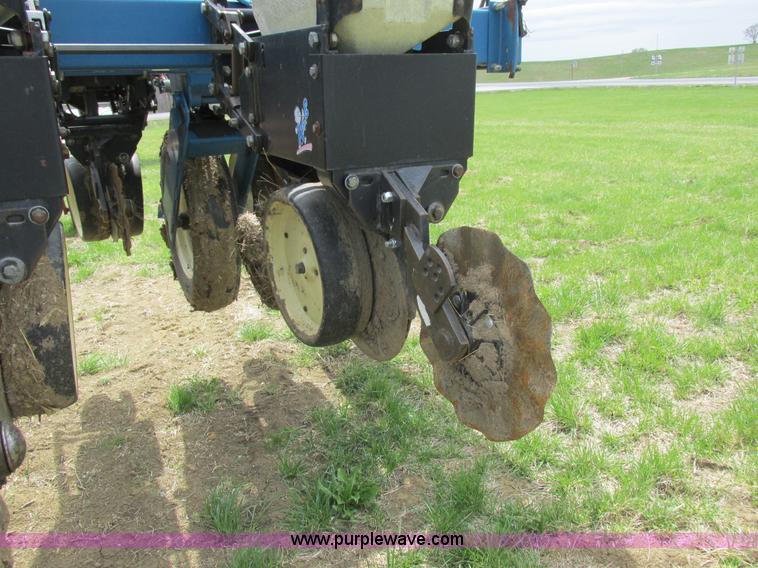 image for item K2108 1999 Kinze 2600 interplant planter