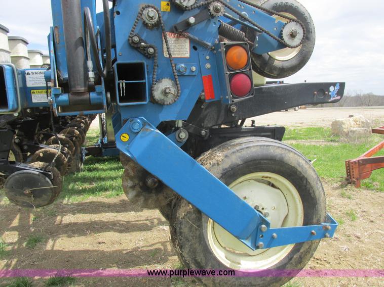 image for item K2108 1999 Kinze 2600 interplant planter