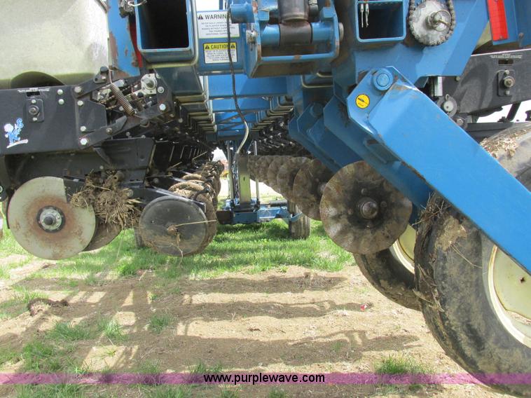 image for item K2108 1999 Kinze 2600 interplant planter