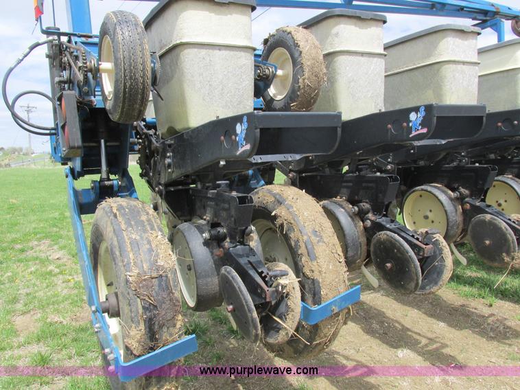 image for item K2108 1999 Kinze 2600 interplant planter