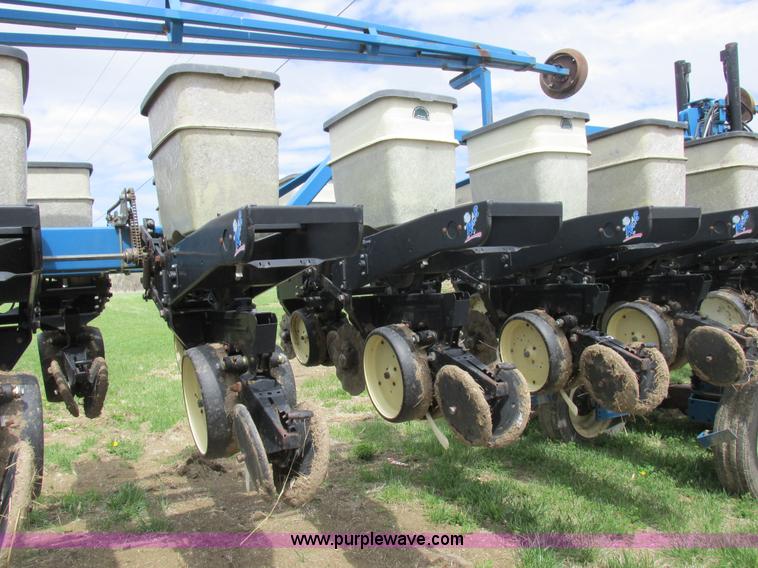 image for item K2108 1999 Kinze 2600 interplant planter