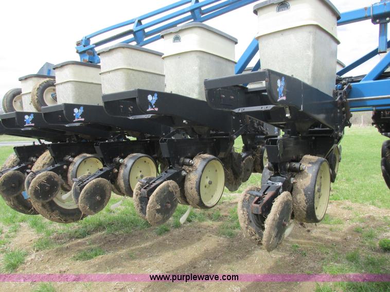 image for item K2108 1999 Kinze 2600 interplant planter