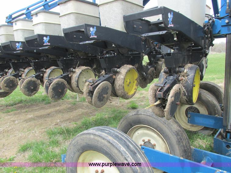 image for item K2108 1999 Kinze 2600 interplant planter