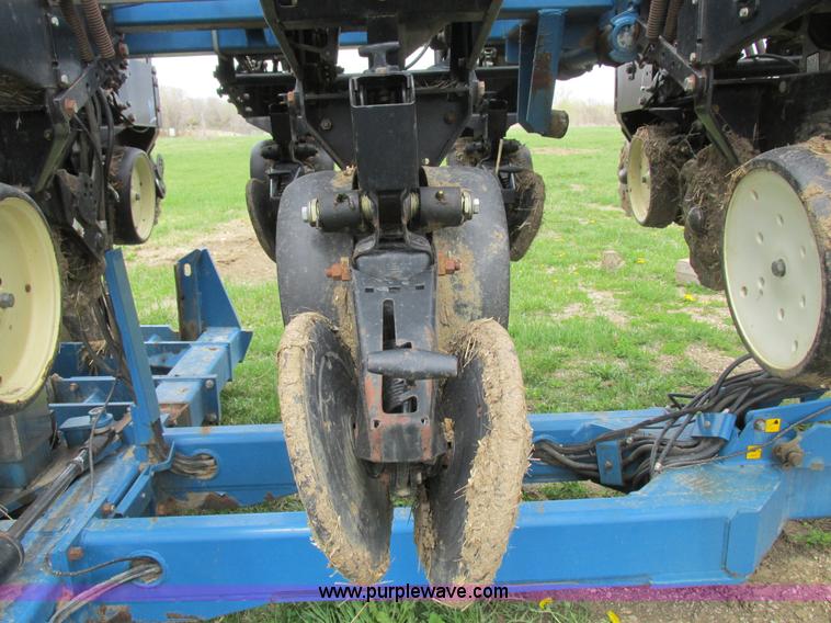 image for item K2108 1999 Kinze 2600 interplant planter