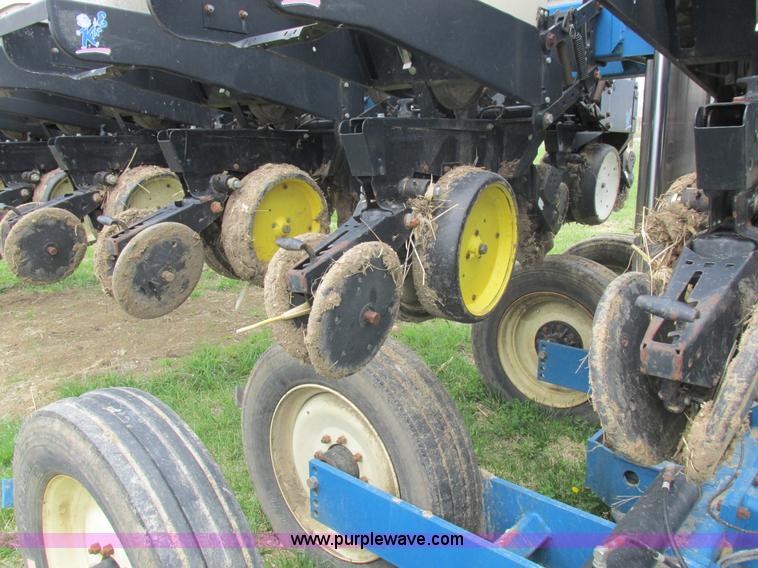 image for item K2108 1999 Kinze 2600 interplant planter